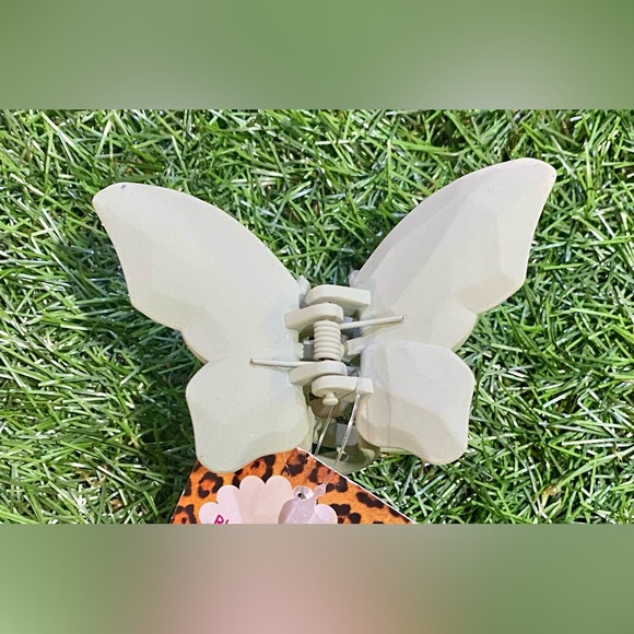 BRAND NEW WITH TAGS Eco-Chic Matte Butterfly Claw Clips - Picture 3 of 6